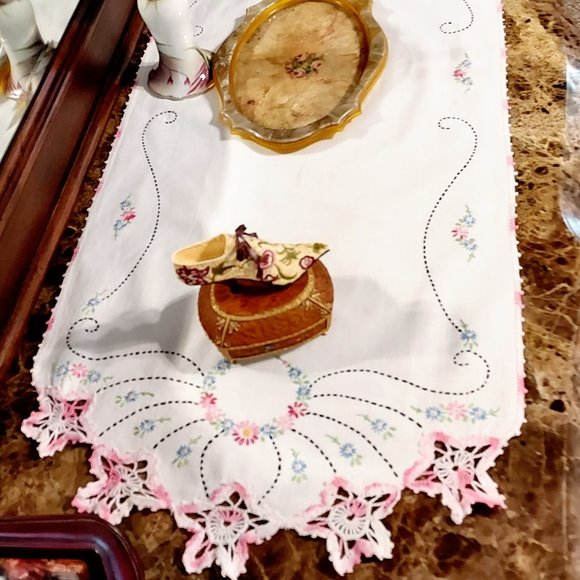 1960's Vintage Dresser/Table Scarf Hand Embroidered & Crocheted 12” X 33" - Picture 3 of 12